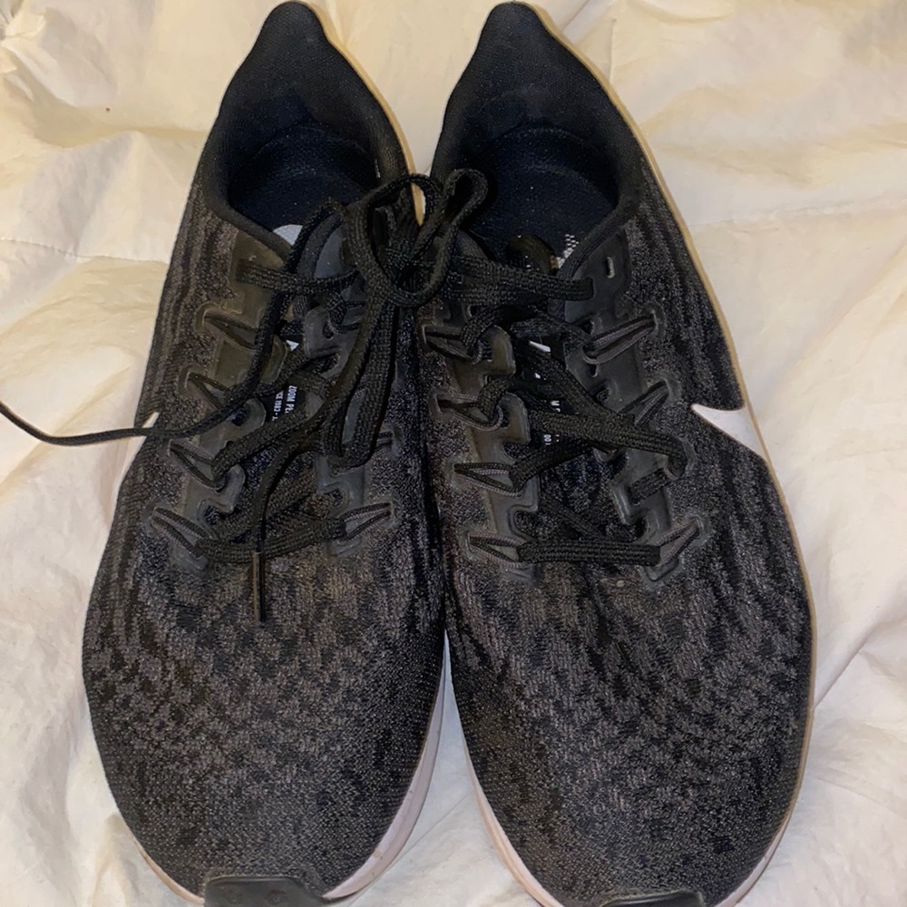 Size 7 mens pegasus black and white 4e no box